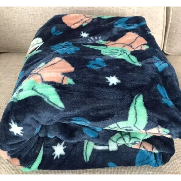 The Big One Star Wars Baby Yoda Blanket Supersoft Oversized Plush 5'x6' - Picture 2 of 5